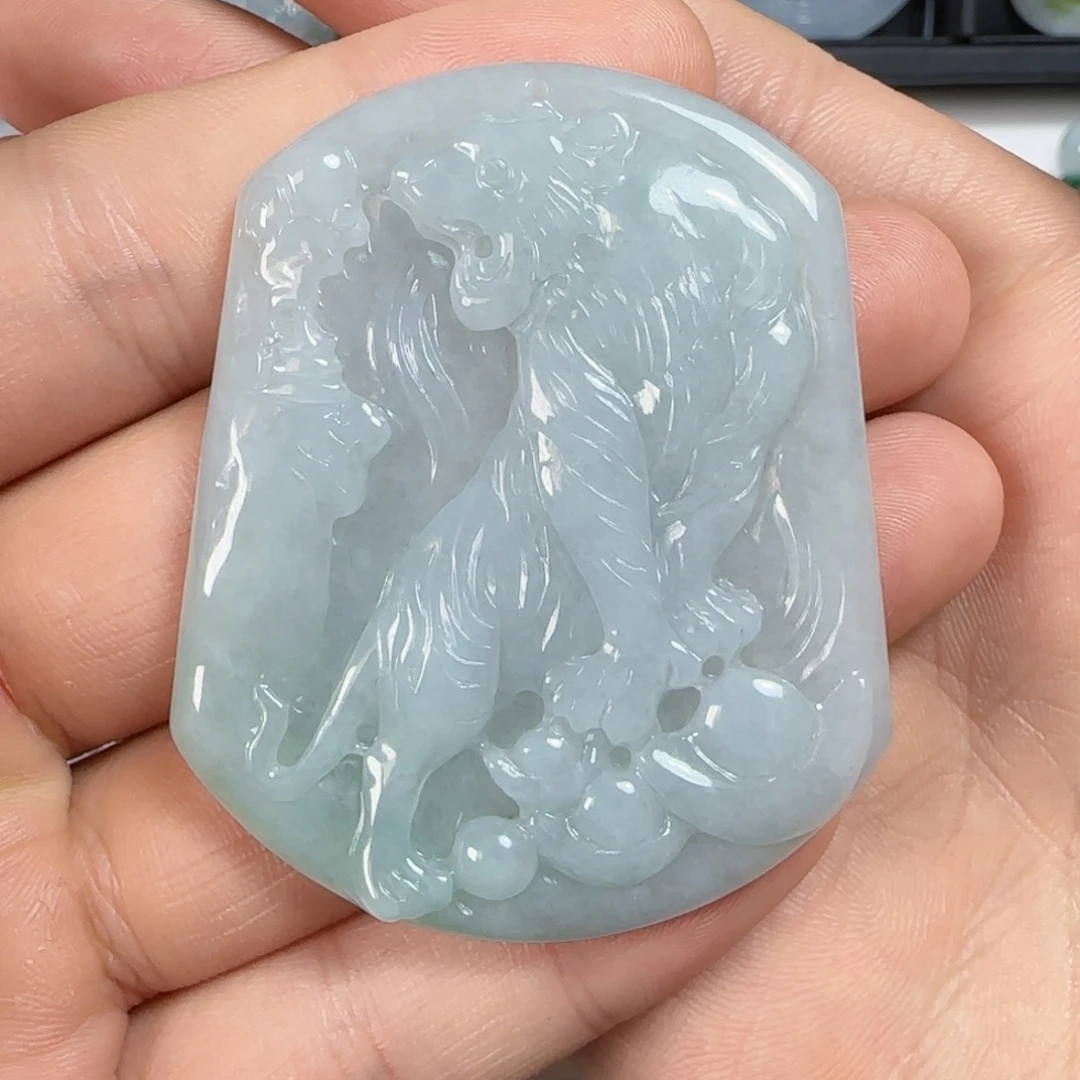 翡翠未镶嵌颈饰虎啸山林