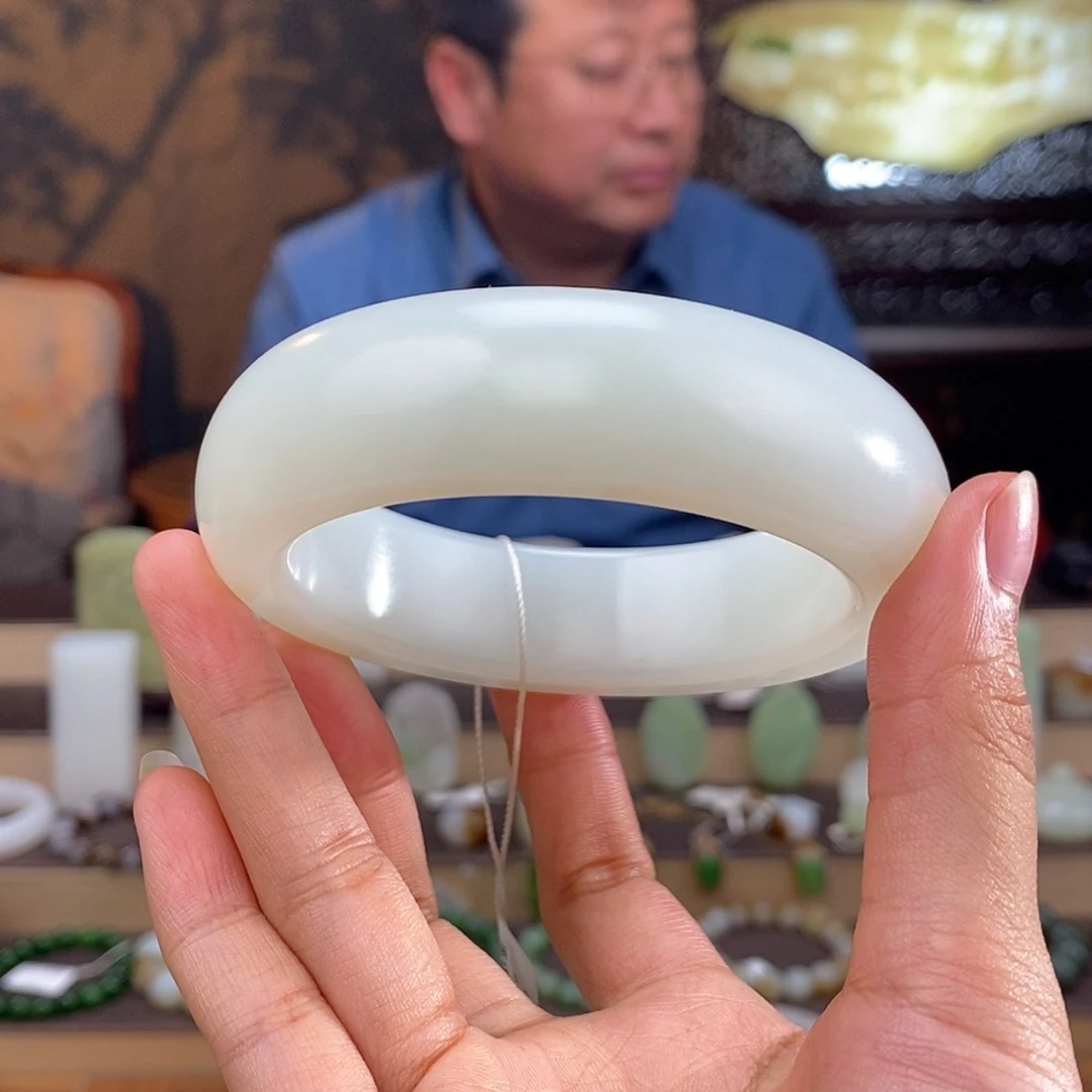 【闪购商品】和田玉手镯未镶嵌阳**月