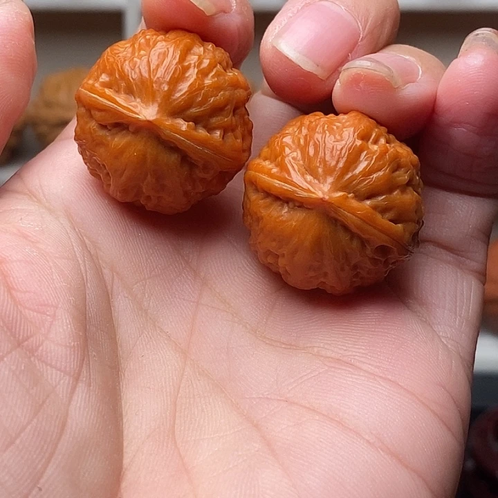 文玩核桃吊坠白狮子