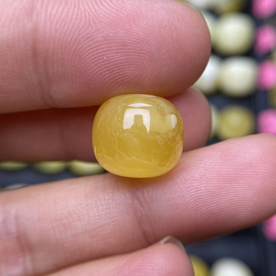 蜜蜡胶皮鸡油黄老型配饰13.0×11.6mm，颜色好看，飘花带天然小金沙