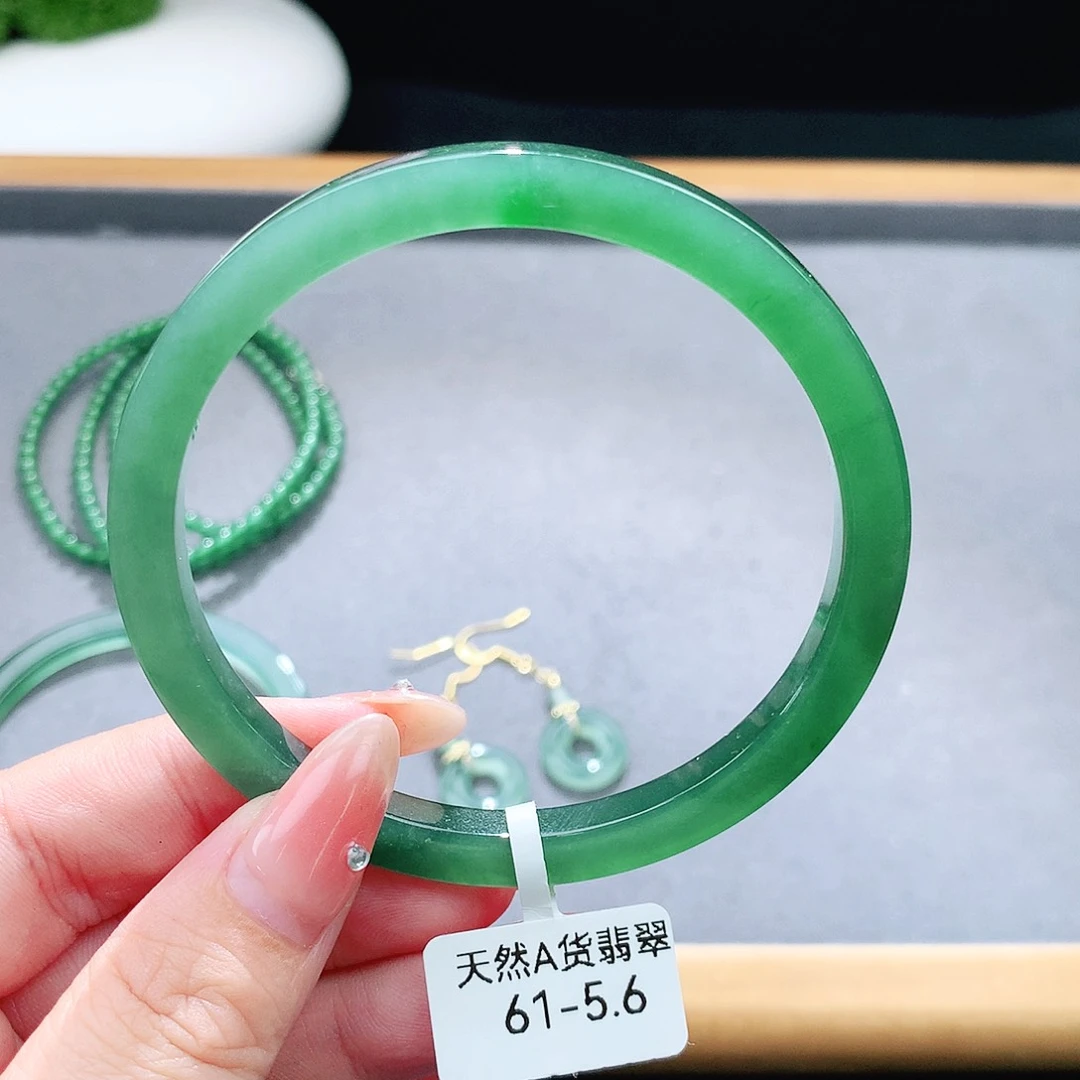 未镶嵌手镯（圆镯）翡翠