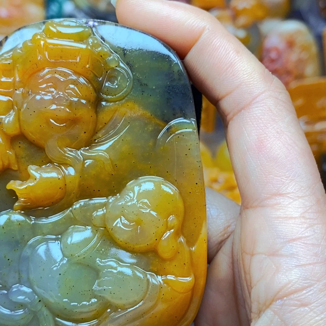 未镶嵌石英质玉（黄龙玉）颈饰