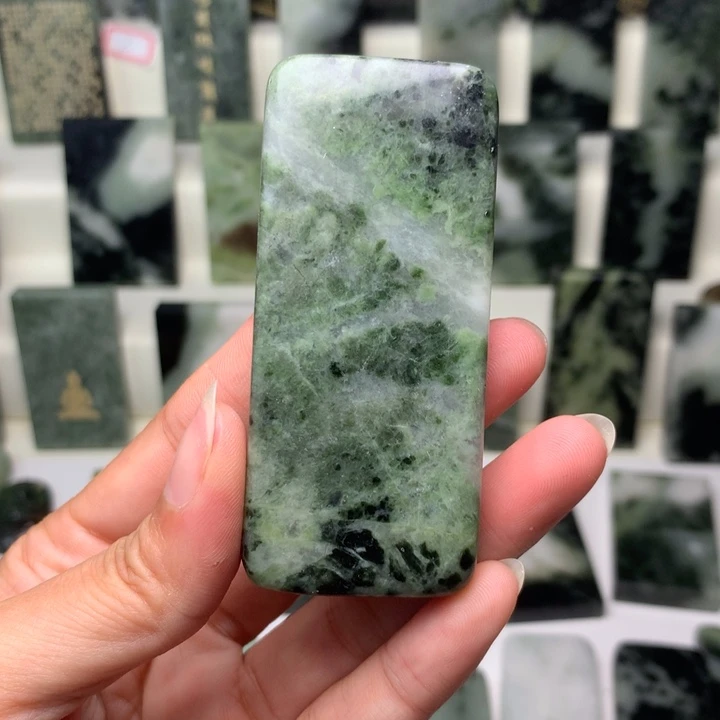 独山玉颈饰未镶嵌