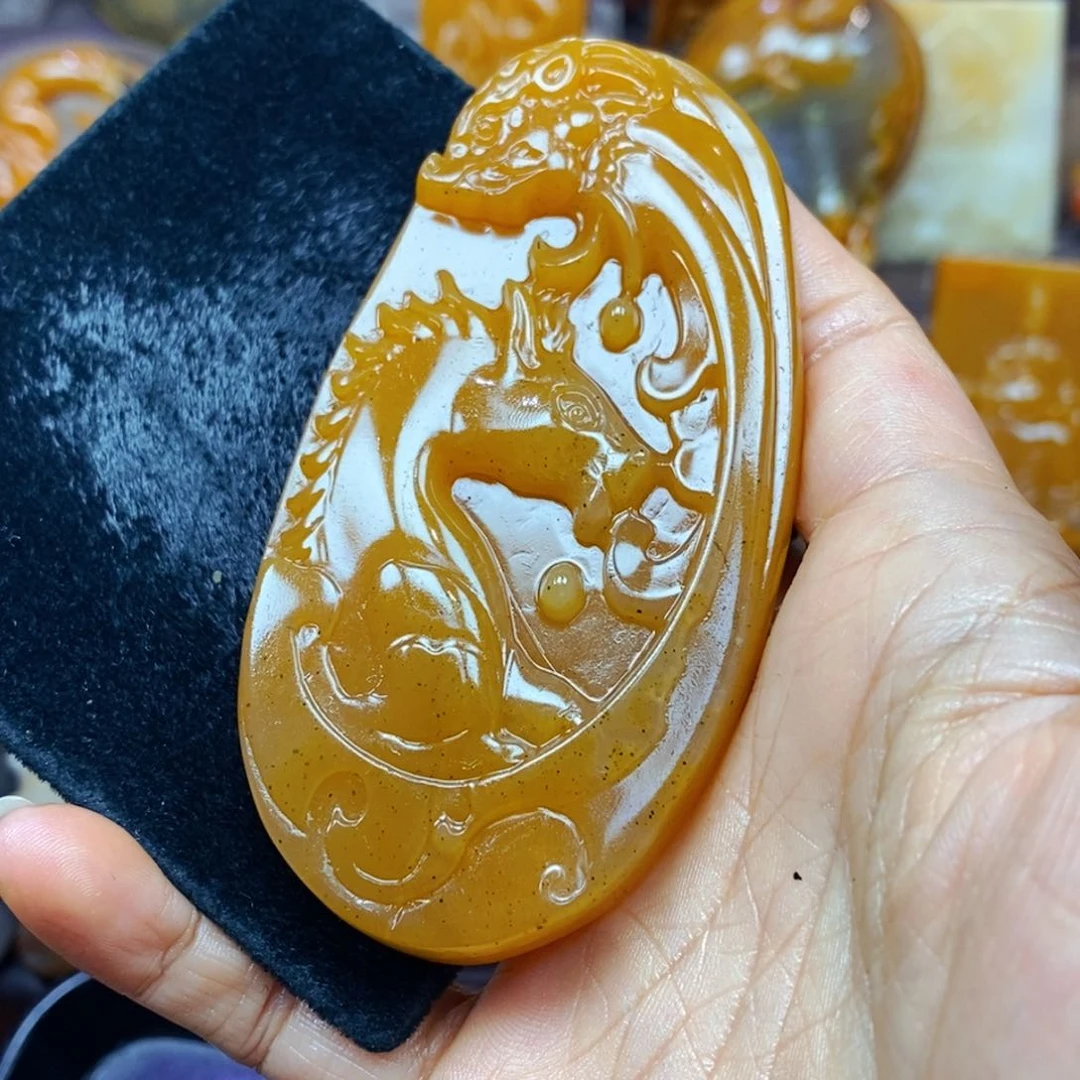 未镶嵌石英质玉（黄龙玉）颈饰
