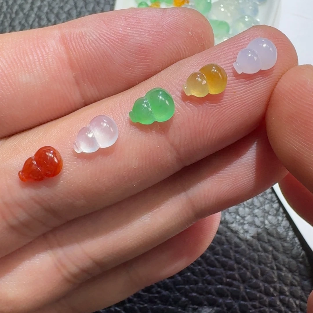 翡翠未镶嵌颈饰葫芦