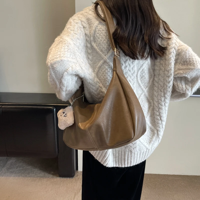 带挂件软皮托特包女宝妈推荐包包休闲肩包大容量通勤斜挎包