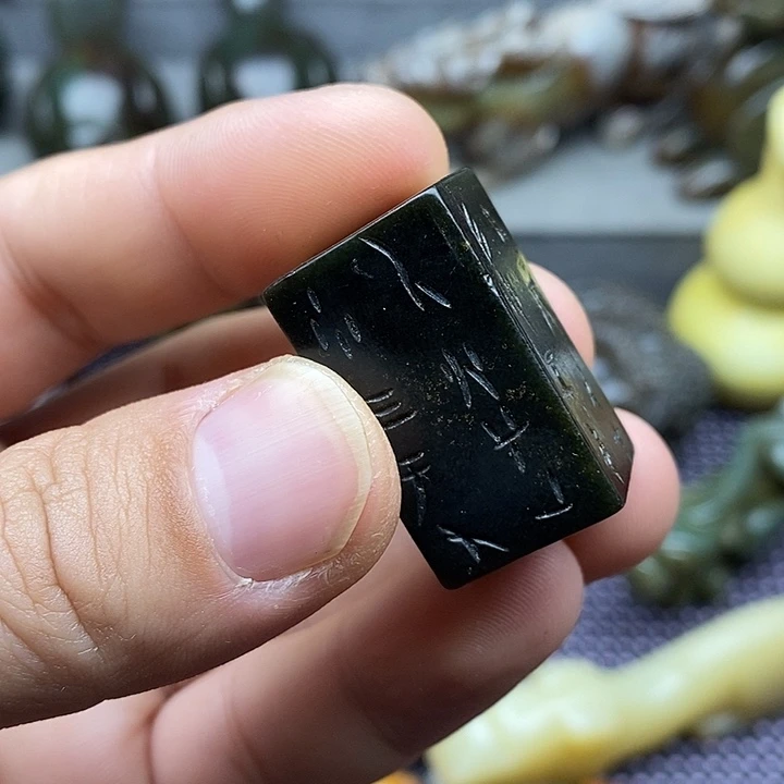 未镶嵌蛇纹石玉颈饰