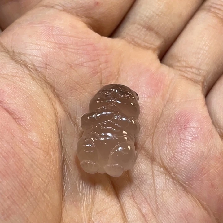 玛瑙/玉髓原矿南红荔枝冻小老虎雕件未镶嵌