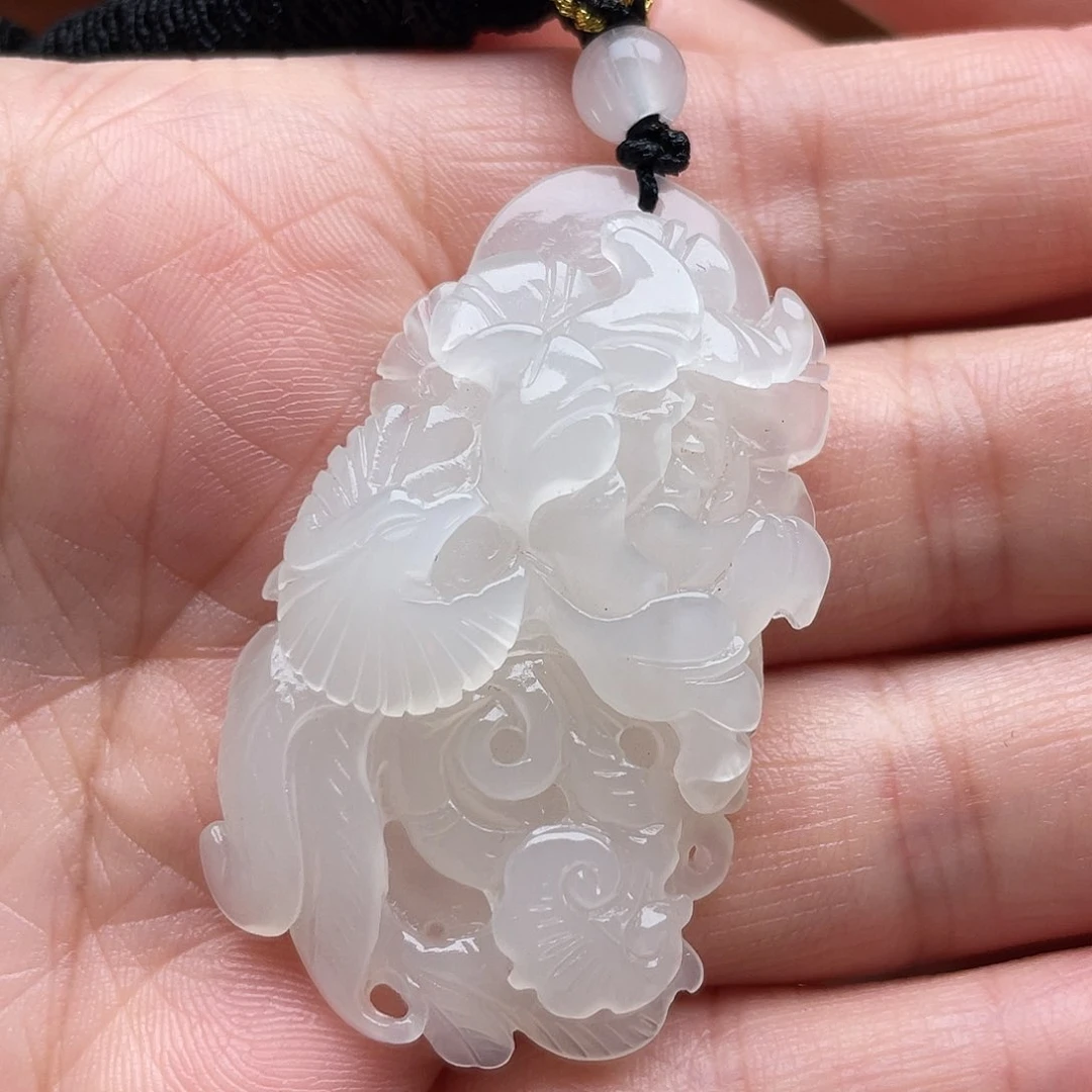 婧***。和田玉未镶嵌颈饰牡丹花吊坠