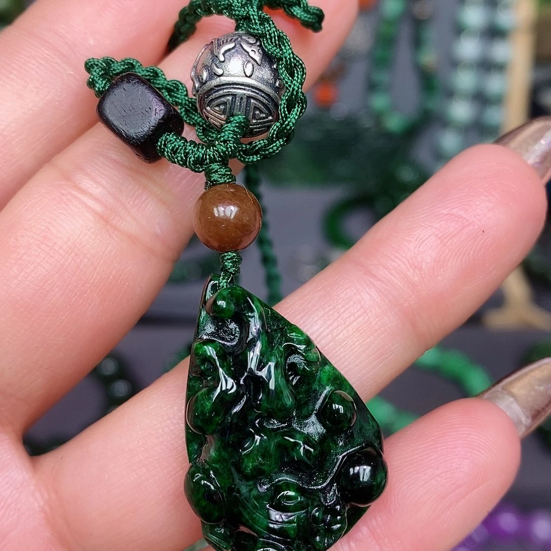 翡翠颈饰未镶嵌漂亮美眉