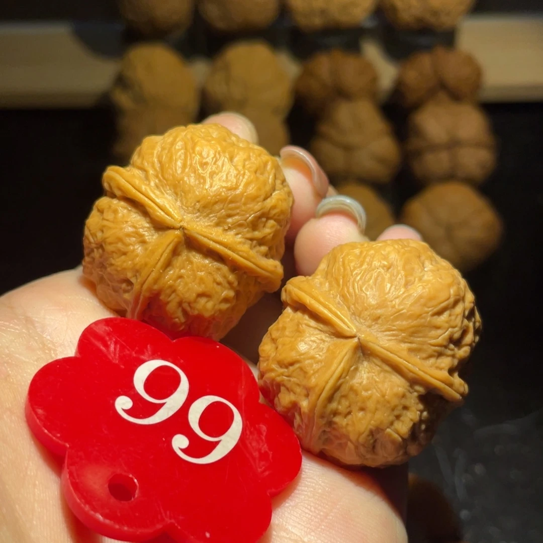 桃核把件三棱34尺寸核桃。
