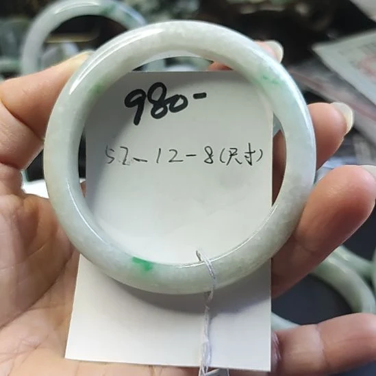 翡翠未镶嵌手镯完美度高。有白绵飘阳绿
