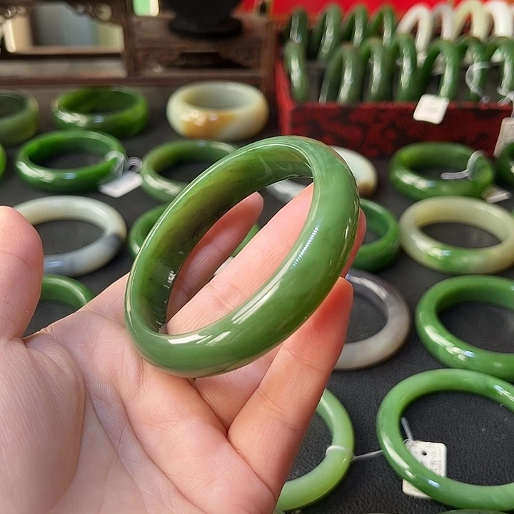 和田玉未镶嵌手镯