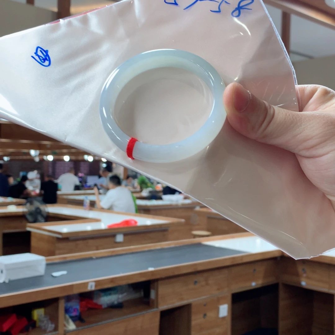 翡翠手镯未镶嵌翡翠