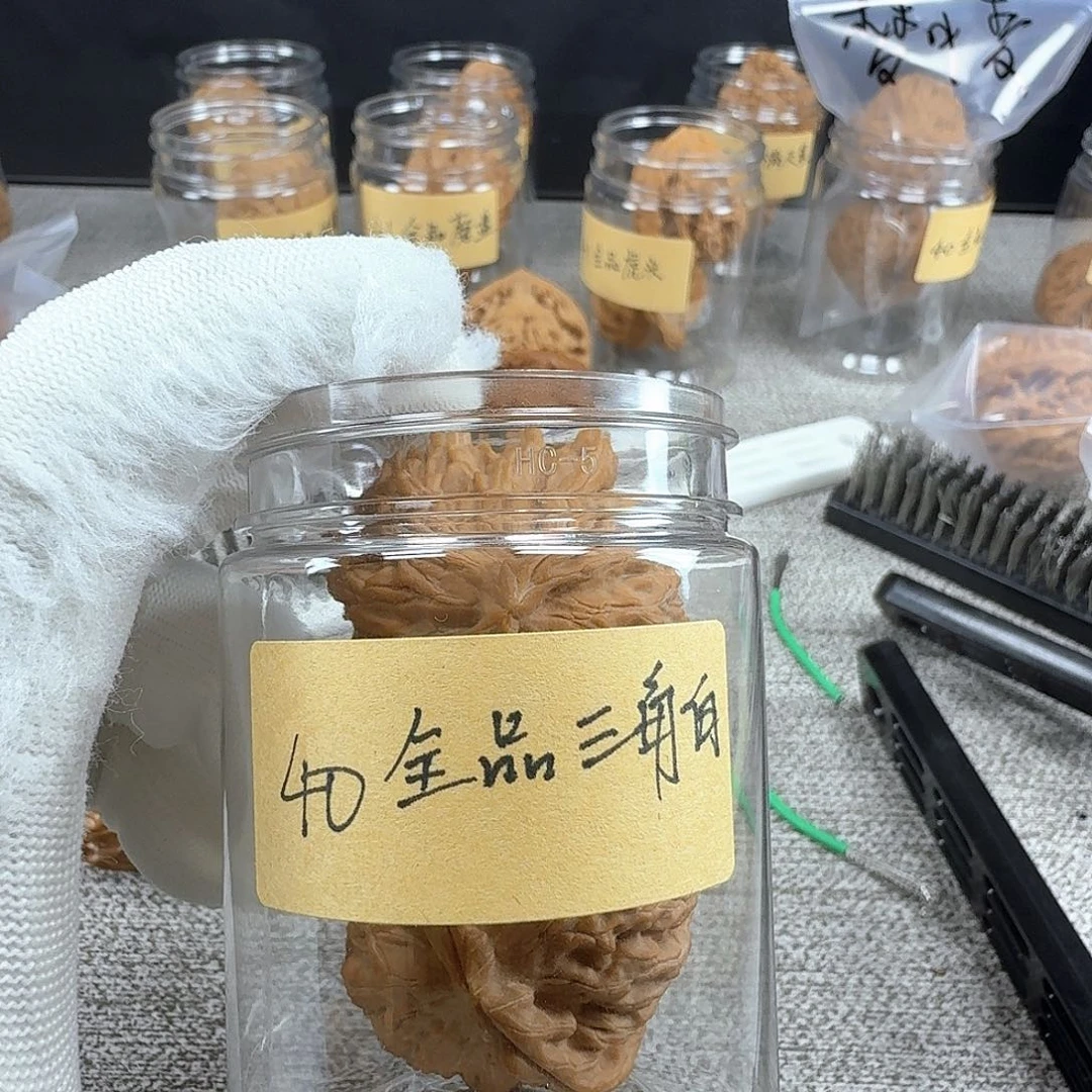 小***肥桃核吊坠全品三角白