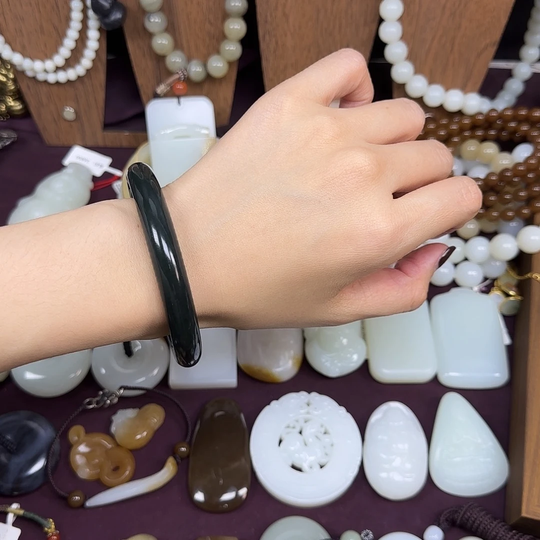 和田玉未镶嵌手镯