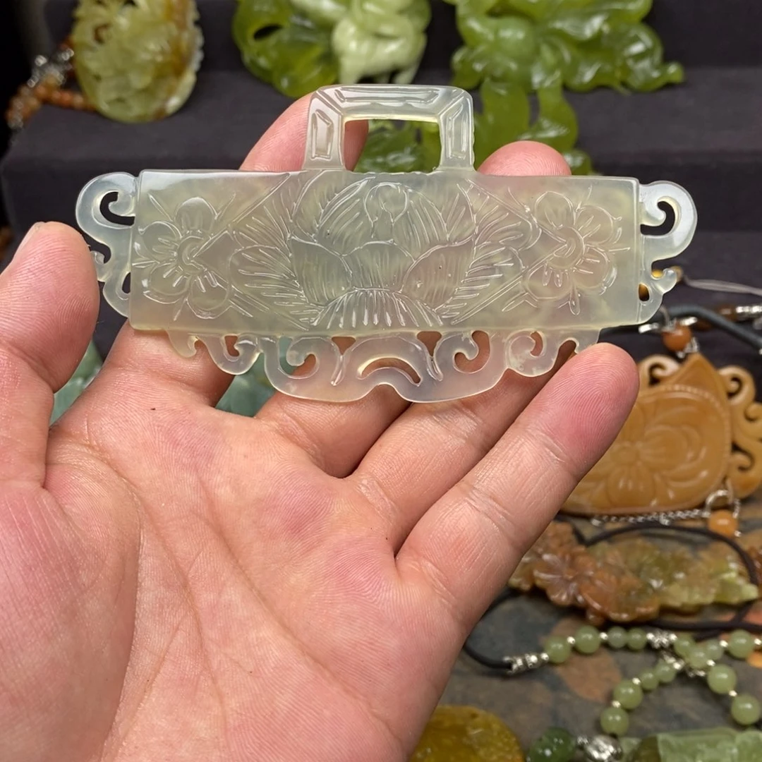 衣***装蛇纹石玉未镶嵌颈饰