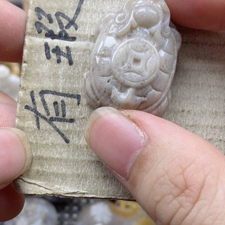 颈饰未镶嵌硅化珊瑚（珊瑚玉）天**镜小