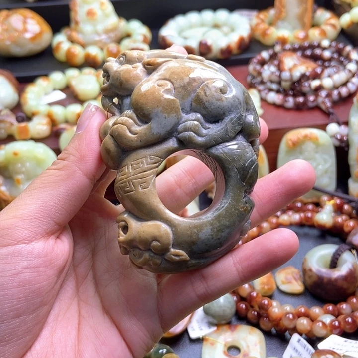 未镶嵌岫岩河磨玉（透闪石质玉）把件