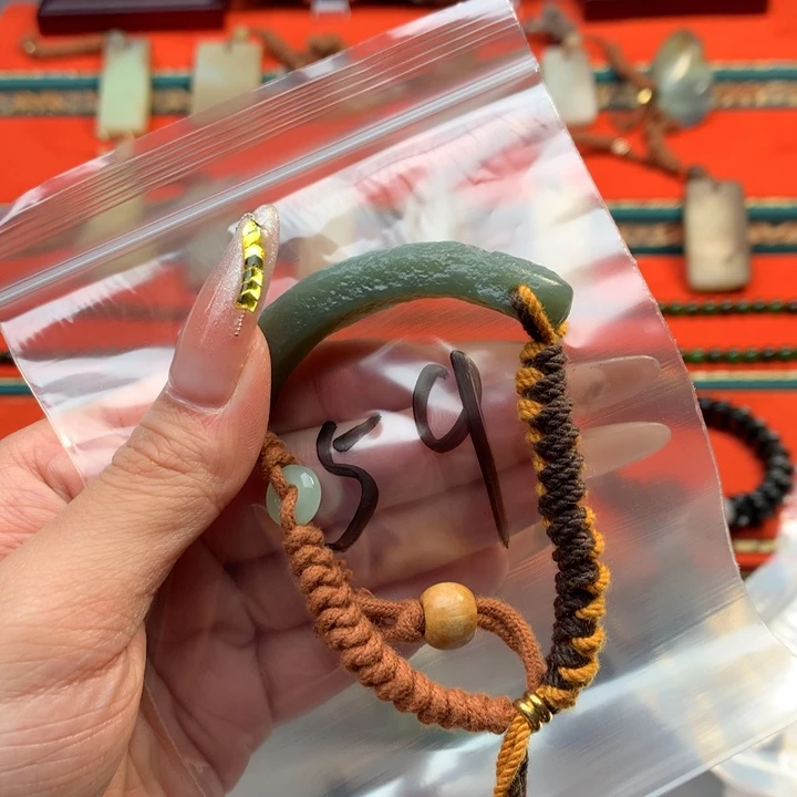 和田玉（糖玉）颈饰未镶嵌解*