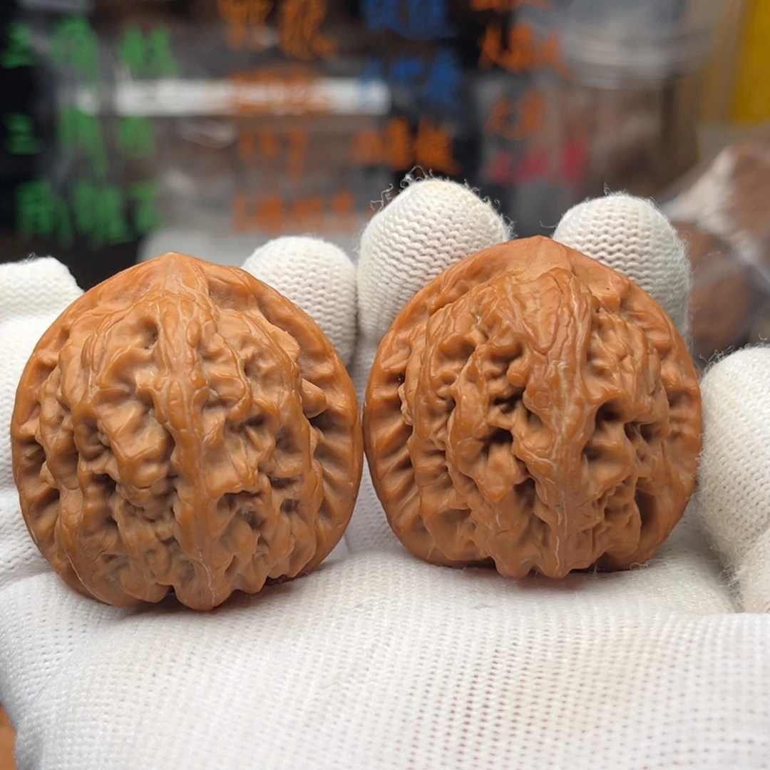 强***，文玩核桃吊坠红锦里