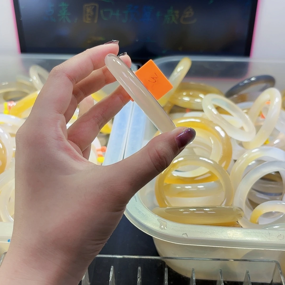 M***i手镯玛瑙/玉髓合金