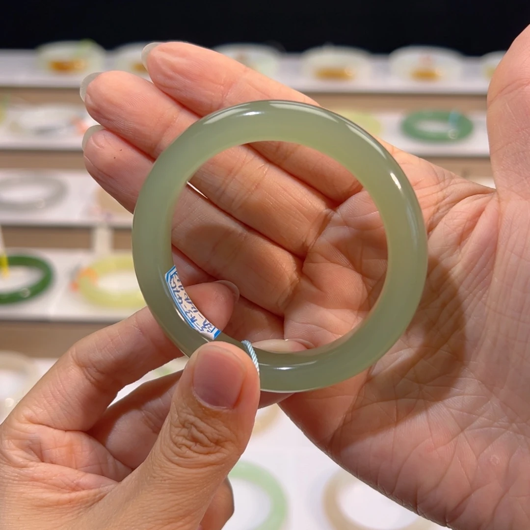 和田玉手镯未镶嵌谁****子