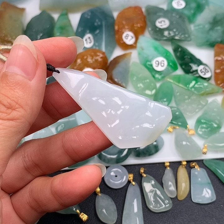 翡翠未镶嵌颈饰随型