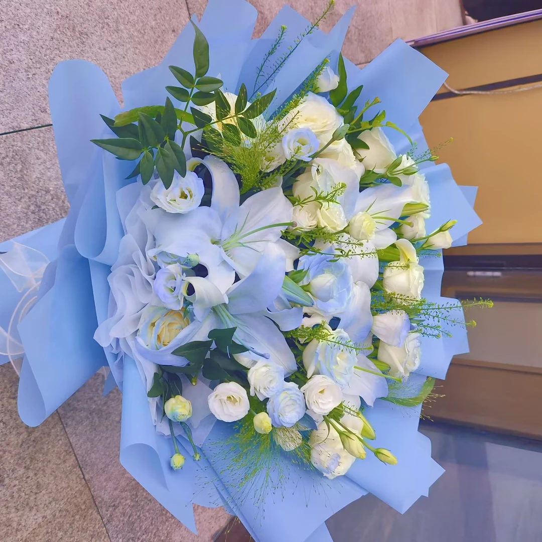 碎冰蓝百合配玫瑰，混搭花束。生日鲜花送闺蜜，送朋友送老婆。