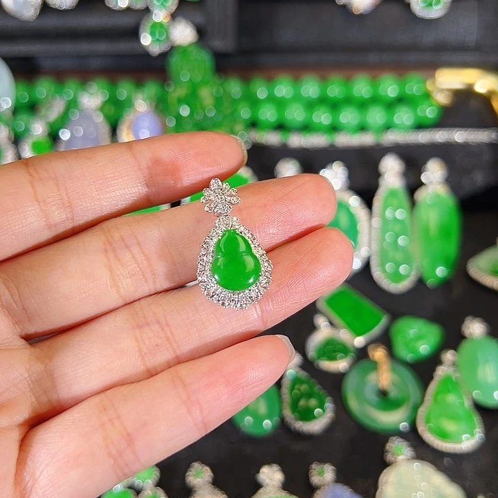 翡翠18K金镶嵌颈饰吊坠