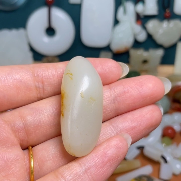 四***火和田玉未镶嵌颈饰