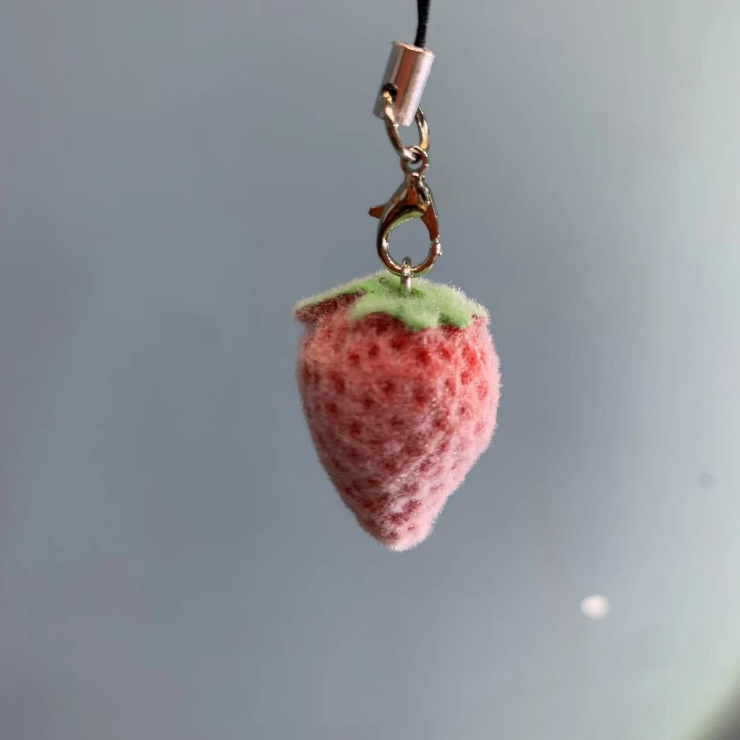 植绒小草莓手机链挂件X54
