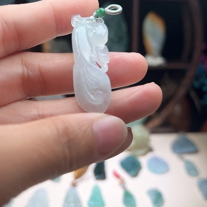 翡翠未镶嵌颈饰玉兰花