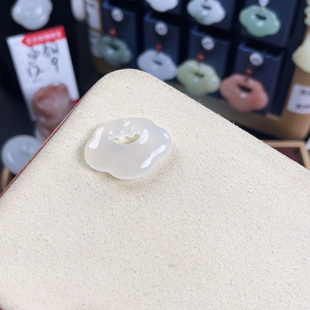 颈饰未镶嵌石英质玉武****瓷
