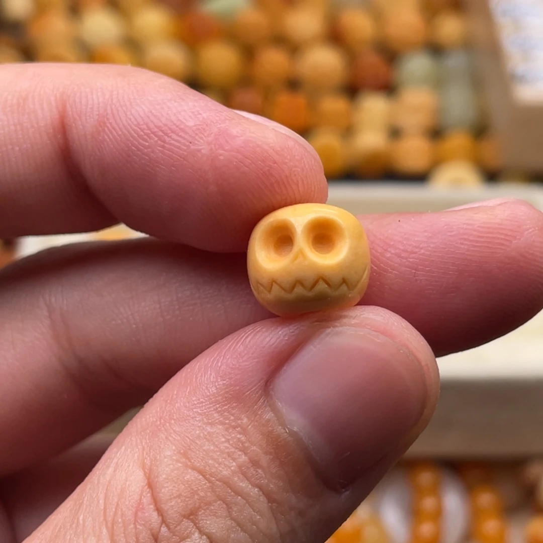 是***暖石英质玉（缅黄）未镶嵌颈饰