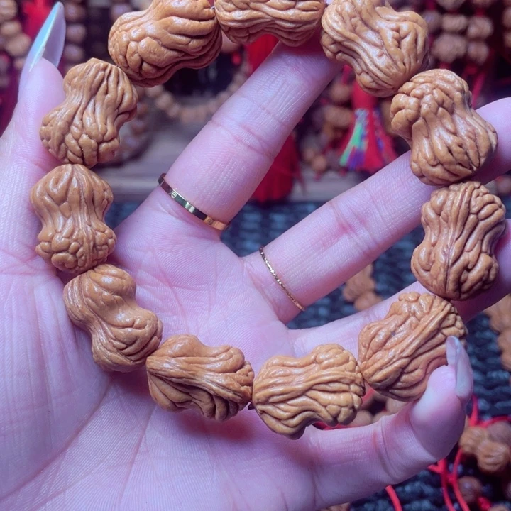 指***光木质类龙纹桃枭手串