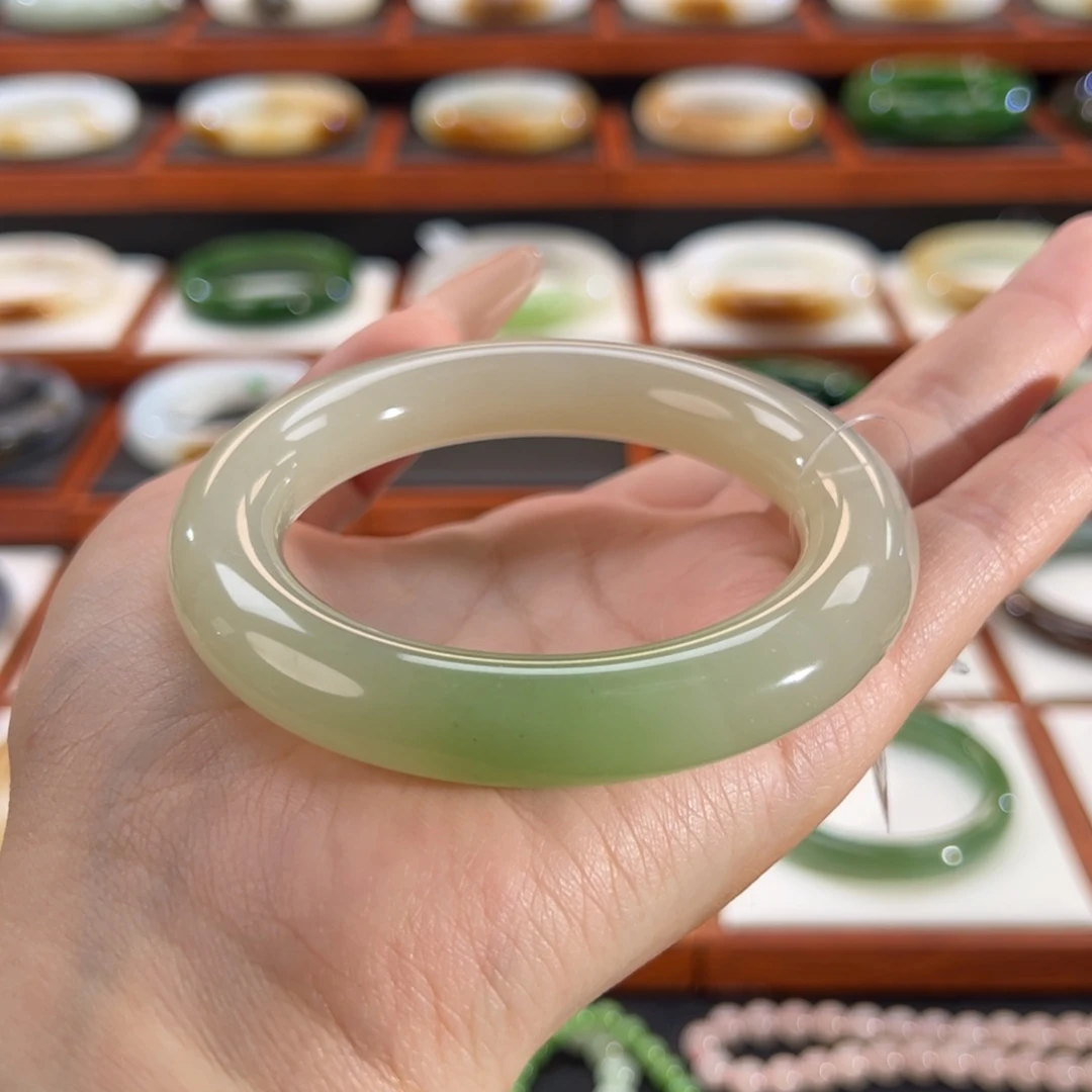 和田玉手镯未镶嵌小***?