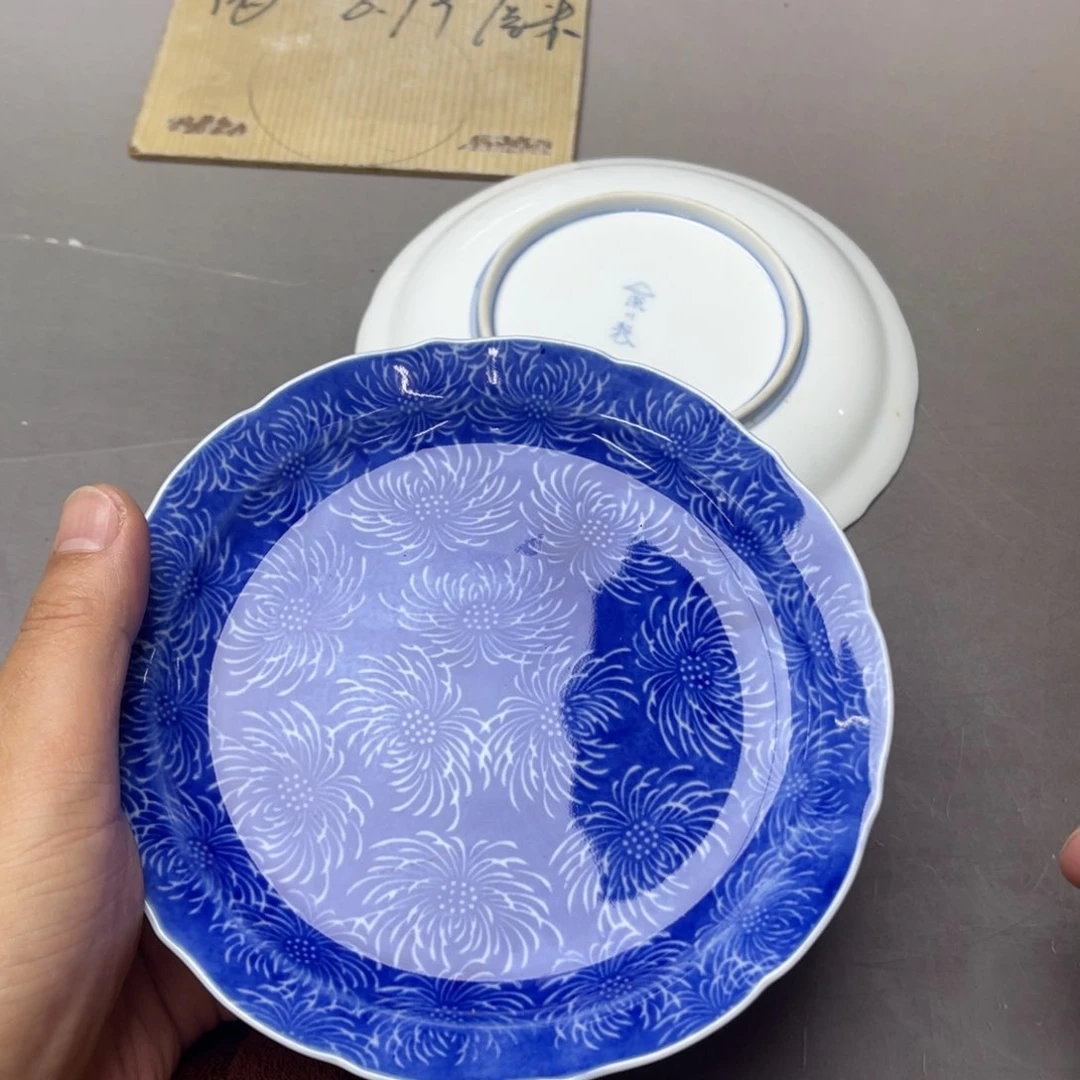 瓷片密密麻麻地铺满一层