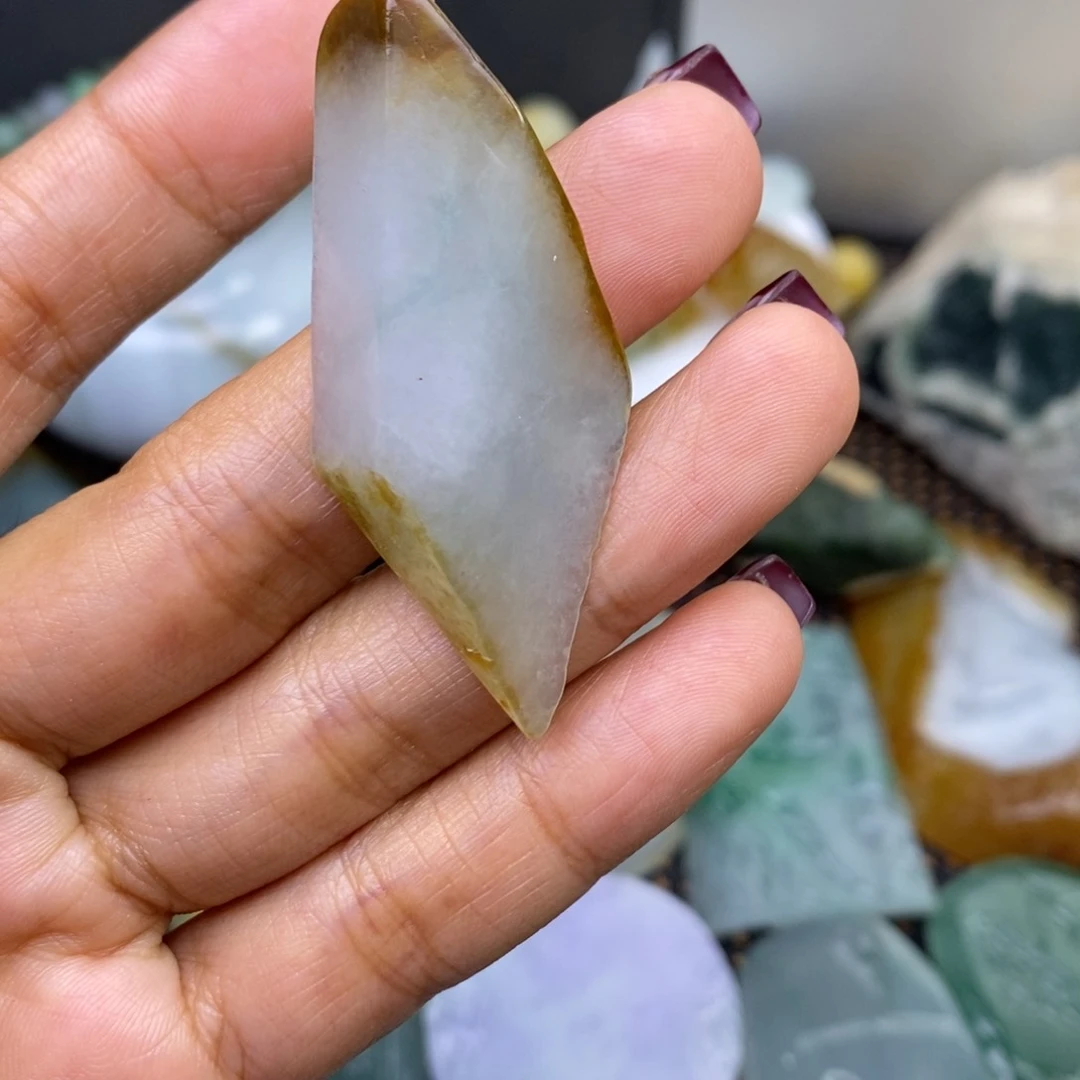 翡翠颈饰未镶嵌格**格翡翠