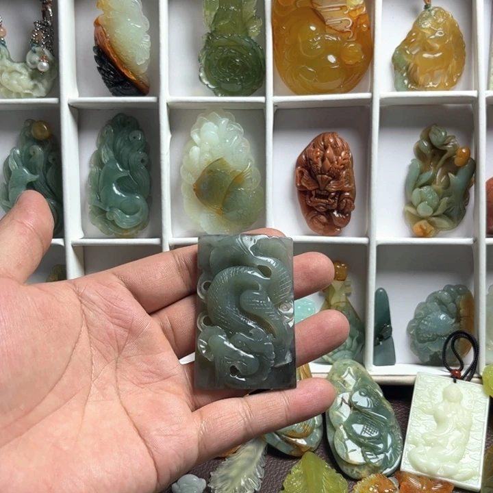 云***事蛇纹石玉合金颈饰