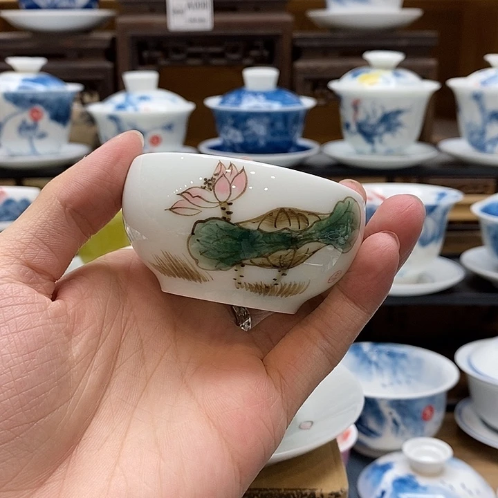 ****春手绘国色芳华荷花主人杯65cc釉下彩微瑕福利款