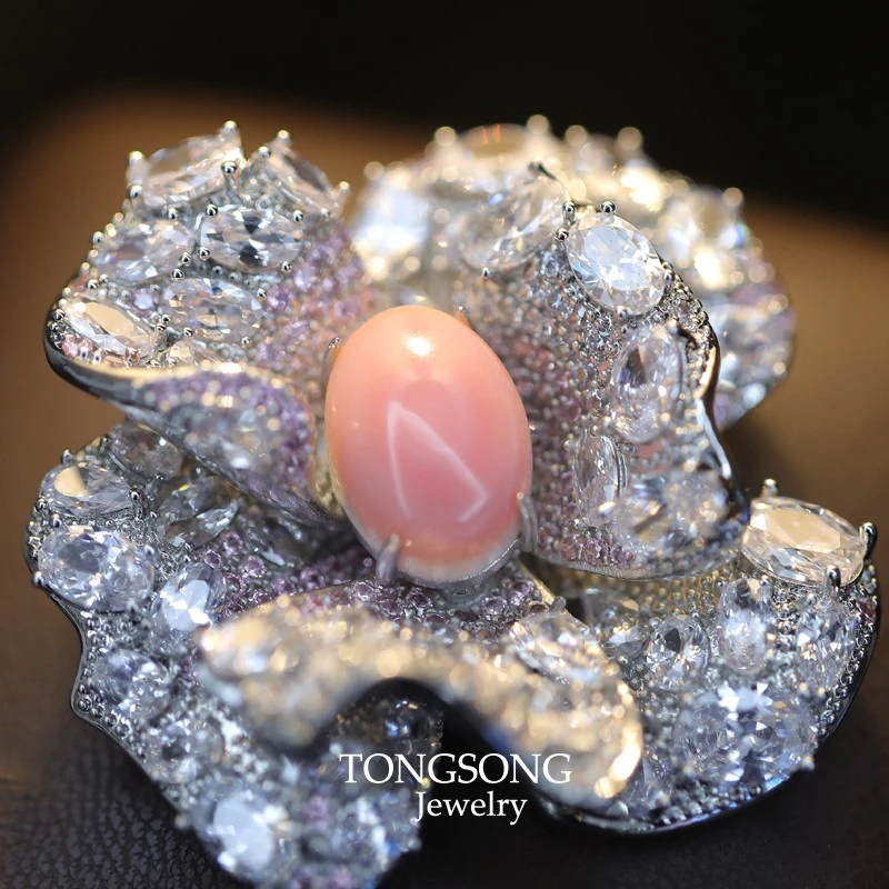 铜合金合成锆石胸针 璀璨粉芯玫瑰花朵胸针女大衣优雅西装配饰