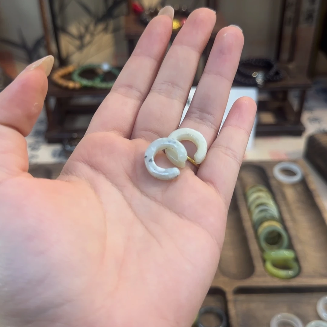 蛇纹石玉颈饰合金