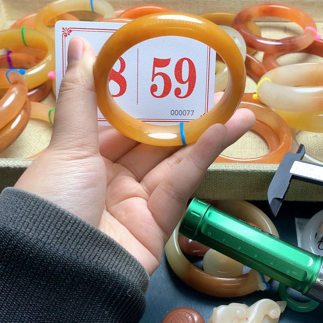 未镶嵌石英质玉（黄龙玉）手镯