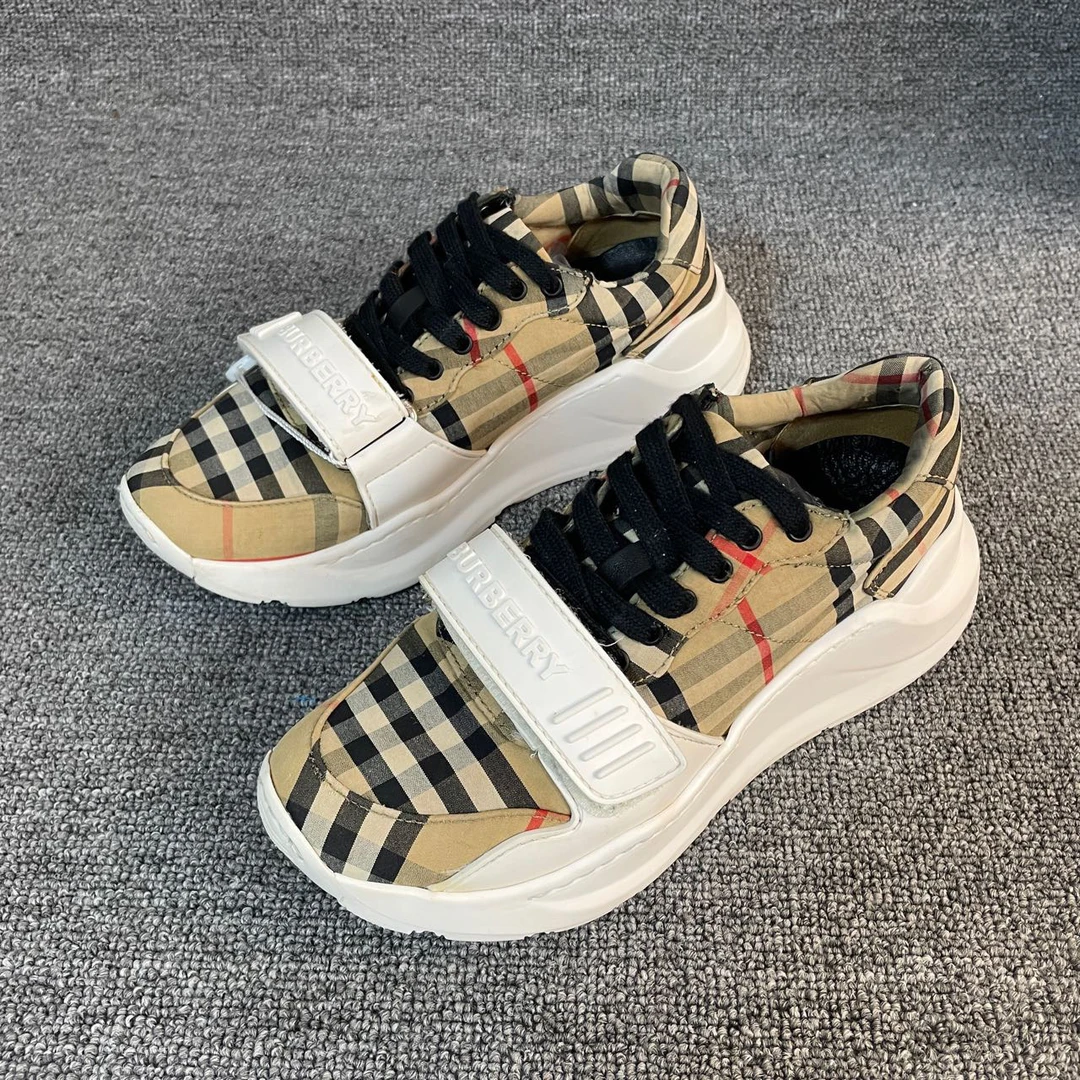 95新 BURBERRY/博柏利 徽标印花板鞋 35.5码