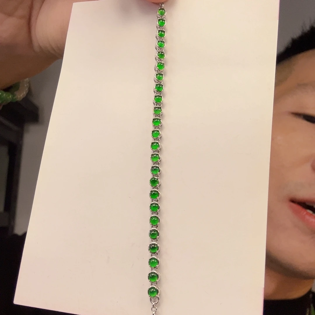 翡翠未镶嵌颈饰一件