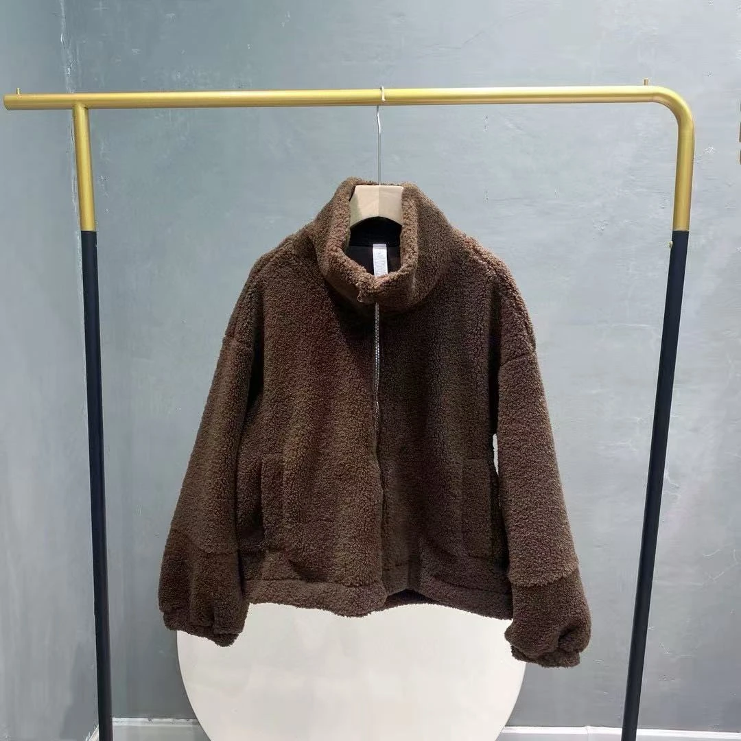 女士休闲运动保暖羊羔绒外套