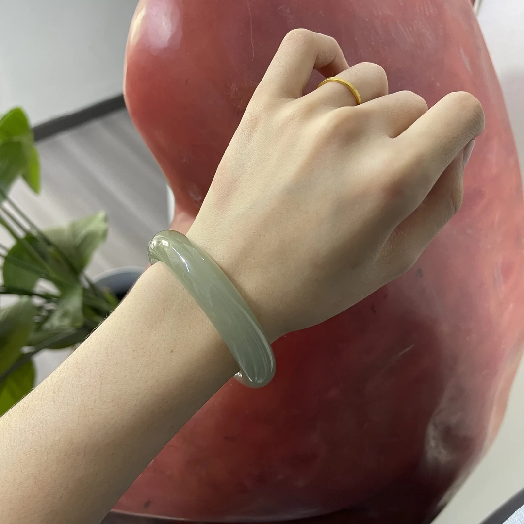 佘太翠玉透水料手镯淡绿高冰清透