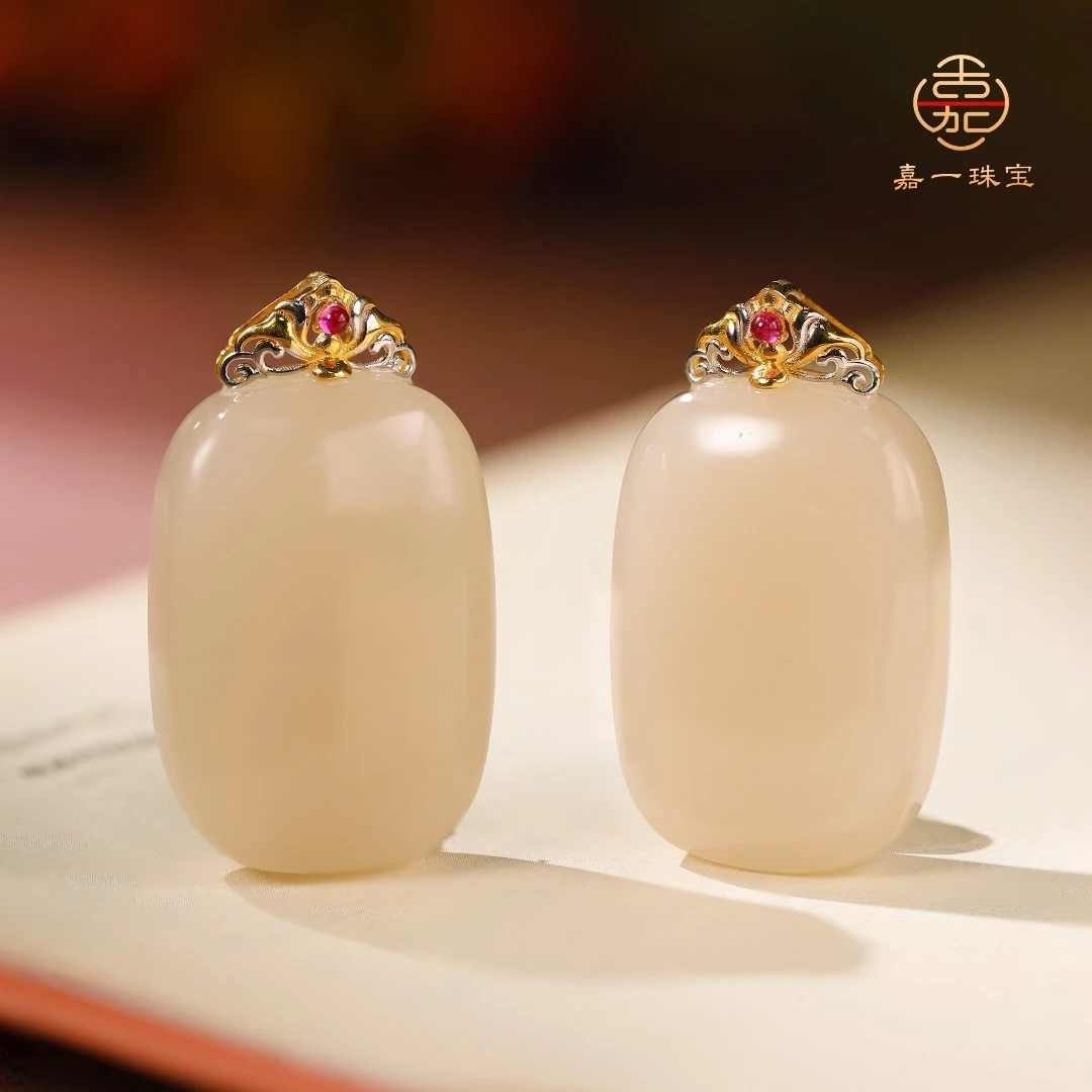 【嘉一珠宝】和田玉藕粉年糕料无事牌K金吊坠（多样性发一）