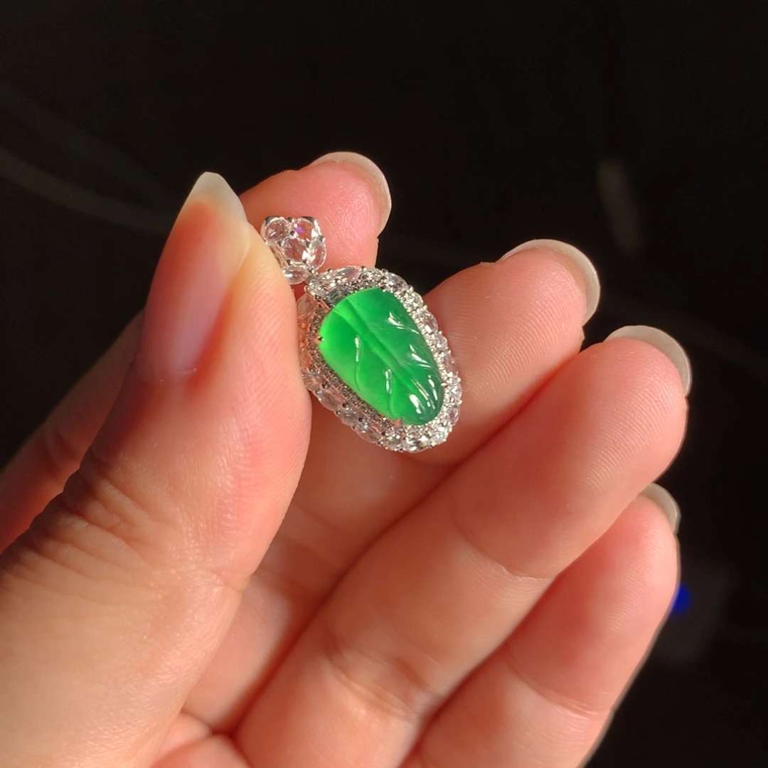 颈饰18K金镶嵌翡翠冰阳绿叶子